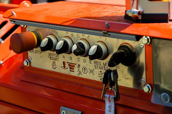 Detailní fotografie na ovládací panel moderního červeného vrtného stroje pro vrtání studen a tepelných čerpadel společnosti REVER.CZ