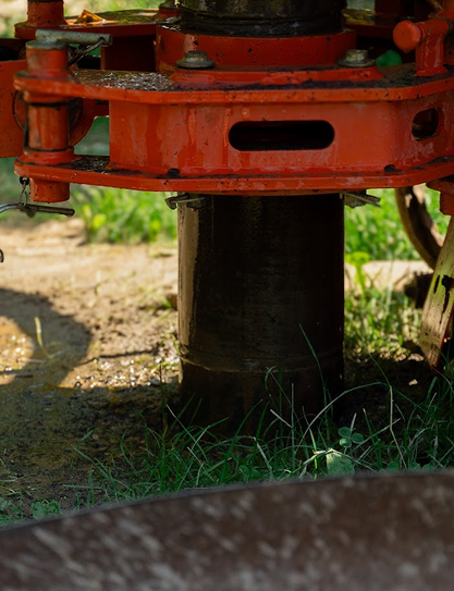 Detailní fotografie na vrtání vrtané studny, kdy vrt právě narazil na čistou pitnou vodu.