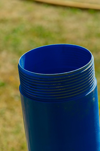 Detailní fotografie modrého potrubí připraveného k instalaci vrtané studny nebo vrtu pro tepelná čerpadla od společnosti REVER CZ