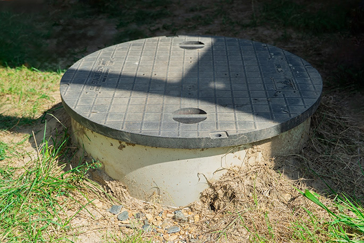 Dokončená studna, zakrytá šachtou a výkem v rámci dodatečných prací od společnosti REVER CZ