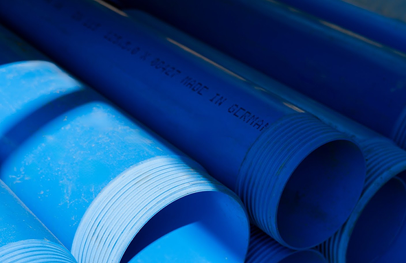 Srovnané modré trubky, připravené pro dokončení vrtané studny od společnosti REVER CZ