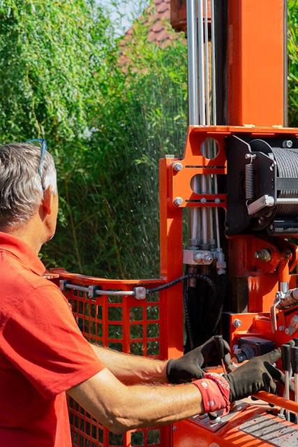 Čistá čerstvá voda tryskající ze studny vyhloubené společností REVER.CZ za pomoci malé a výkonné vrtné soupravy ADLER